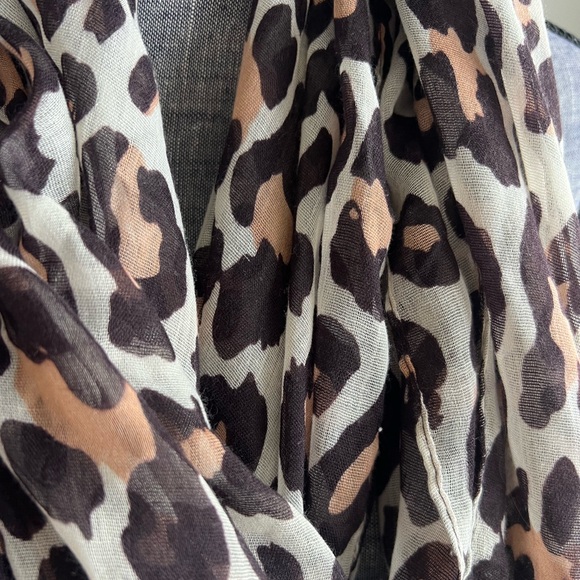 H&M Leopard Round Scarf - Picture 2 of 3